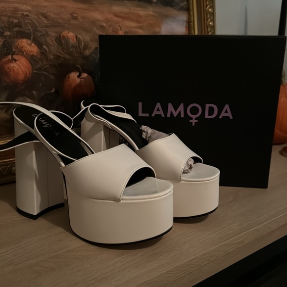 WHITE PATENT LEATHER PLATFORM HEELS- NWT size 9 - Picture 5 of 5